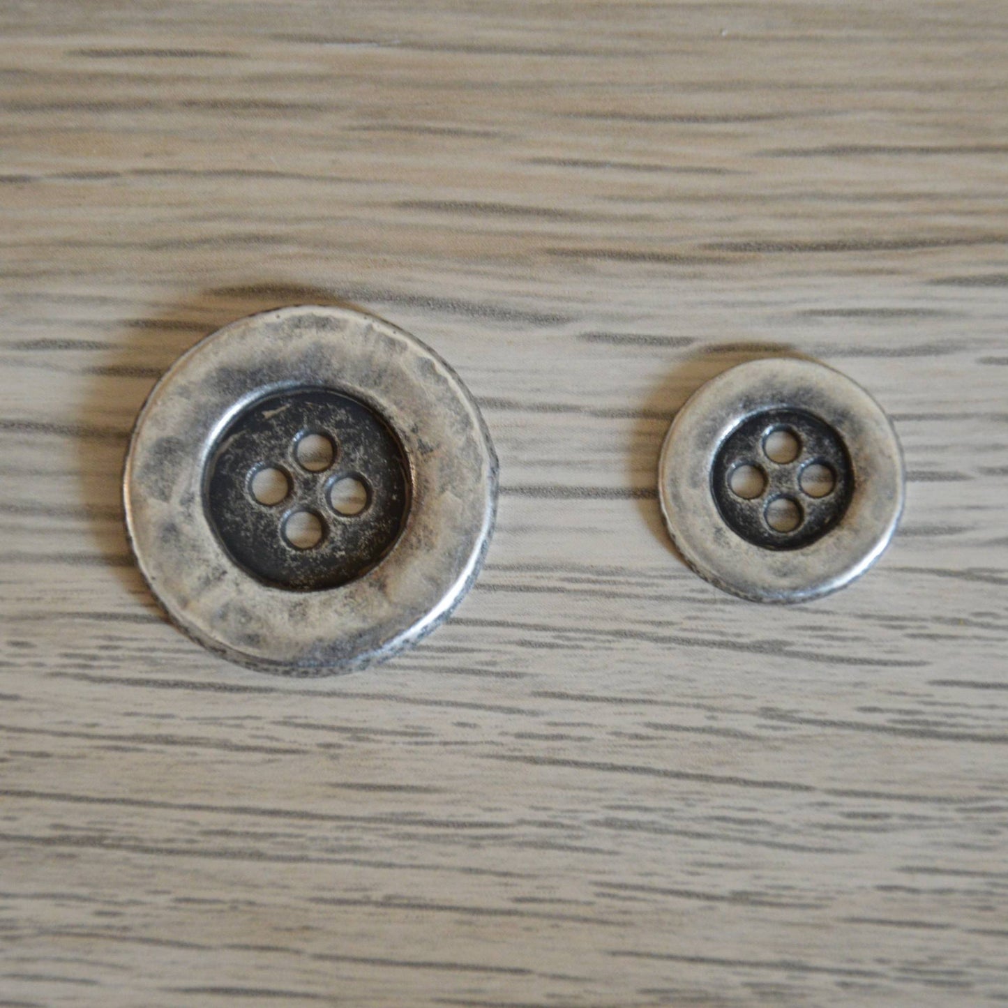 Nachhaltiger Knopf aus Metall | altsilber